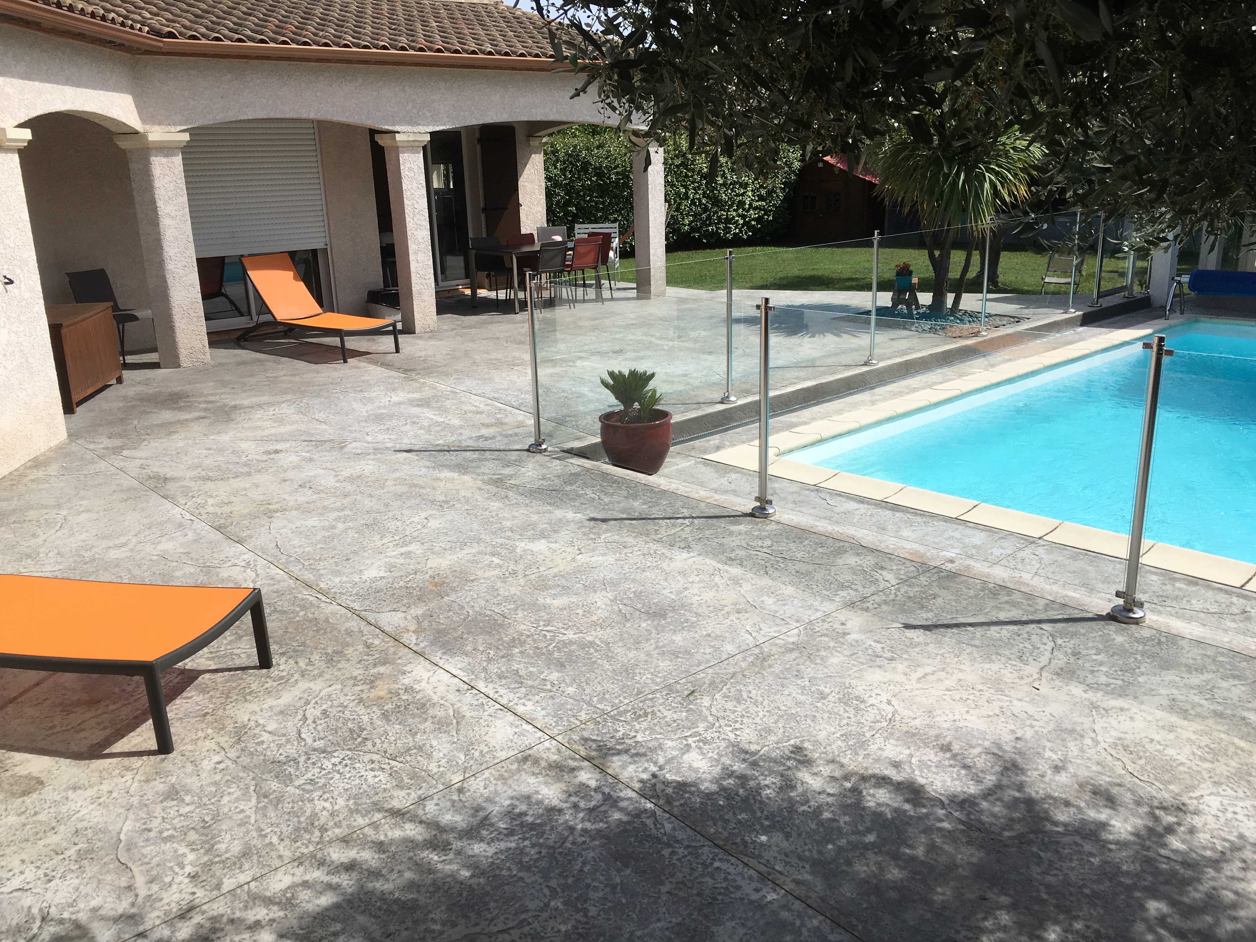 Terrasse / plage de piscine motif roche gris clair