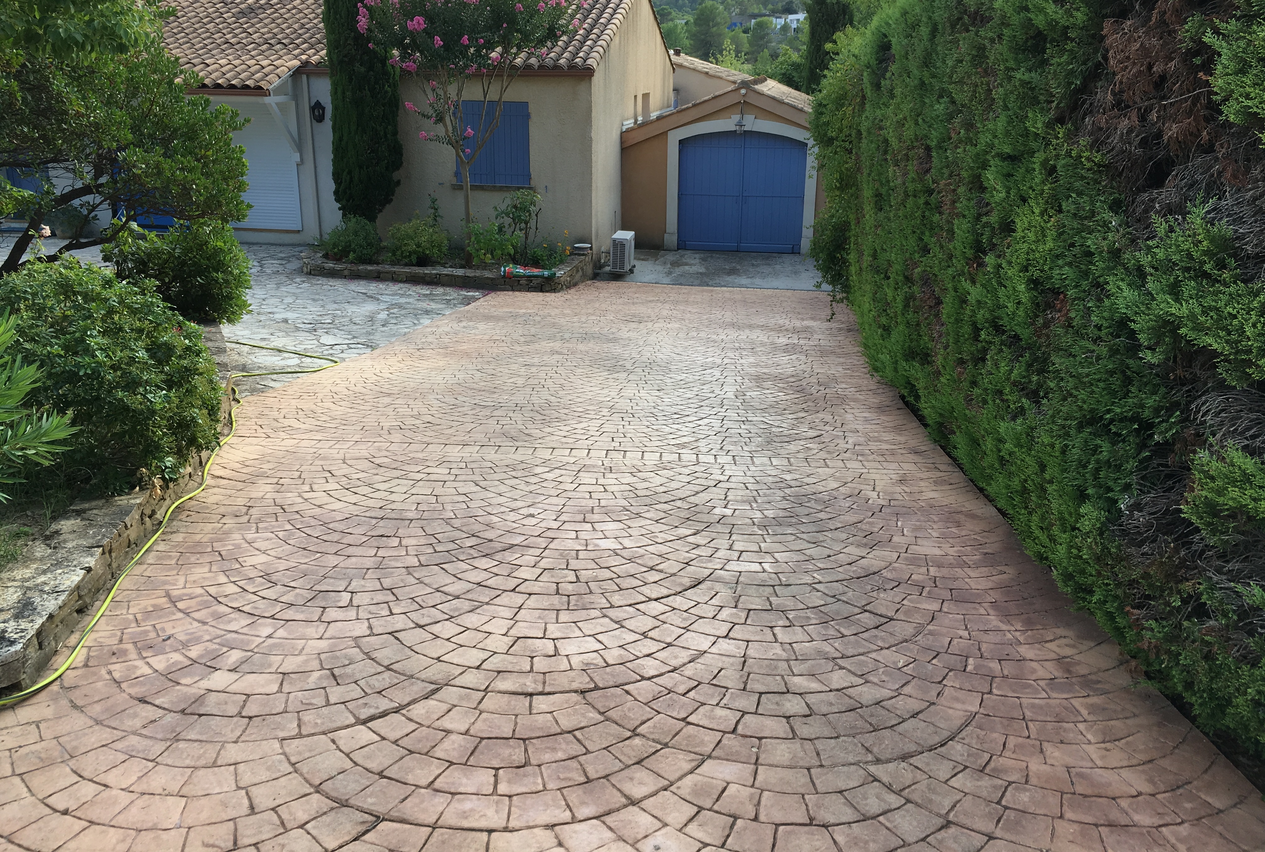 Allée de garage en béton imprimé motif pavé en éventail beige