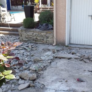 Avant - Un décaissage est nécessaire pour permettre l'ouverture de la porte de garage.