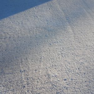 Après - Gros plan sur les stries parallèles du béton balayé.