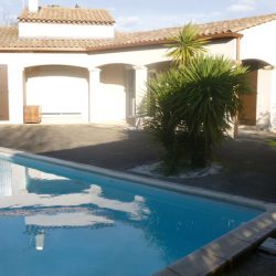 Visualisation de la forte pente entre la maison et la piscine. Palmier et skimmers à coffrer.