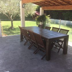 La terrasse d'agrément en bord de piscine, et ses points lumineux.