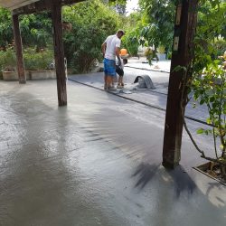 Le béton est coulé une fois les coffrages terminés.