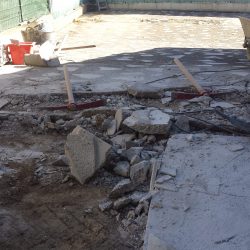 Décaissage de l'ancienne terrasse devant le portail d'entrée.