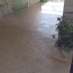 La terrasse couverte en béton imprimé motif roche.