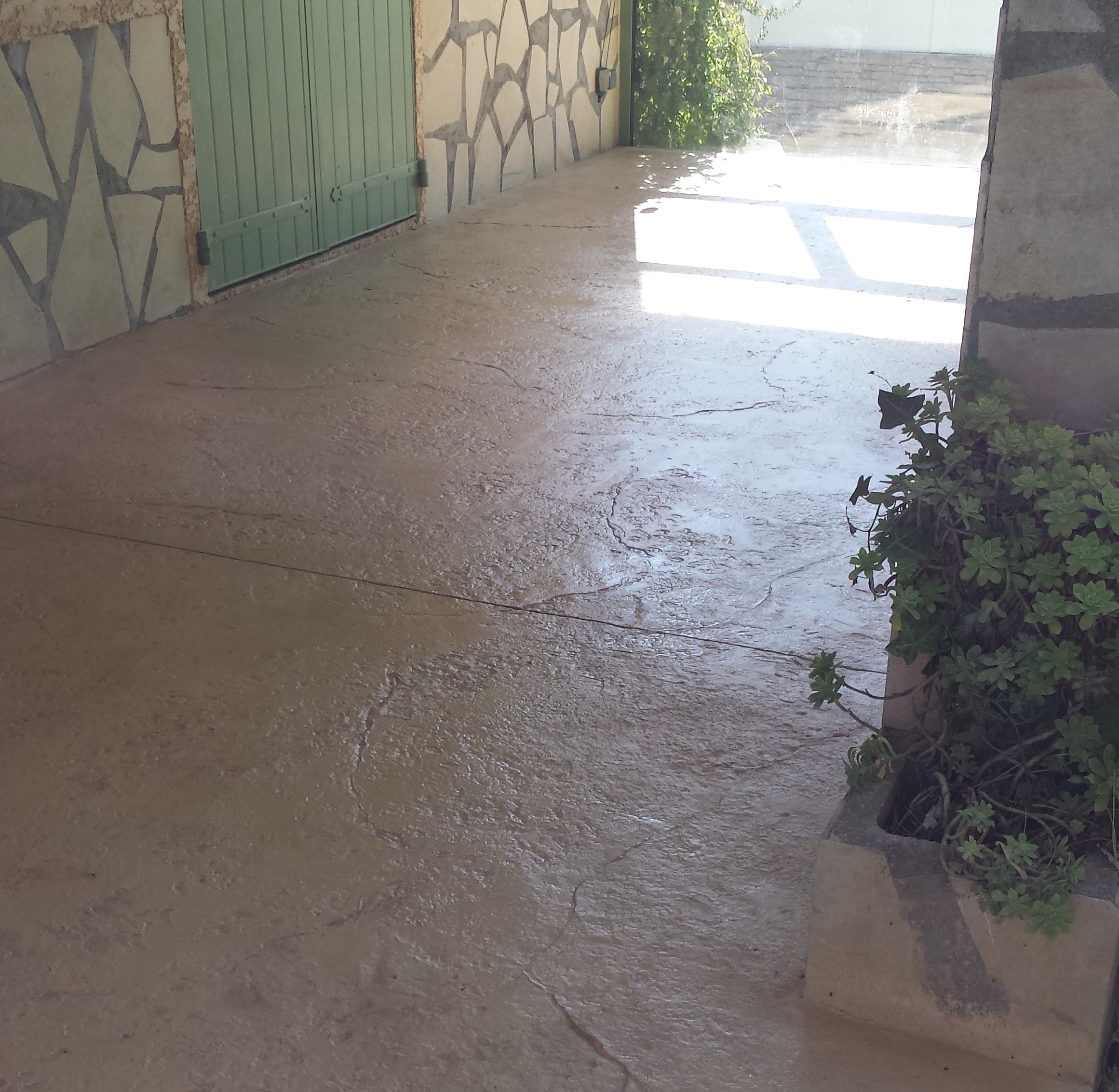 Allée de garage, terrasse et véranda en béton imprimé.