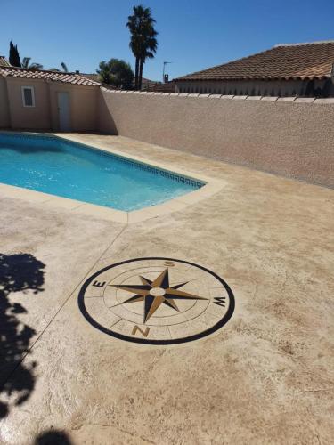 Plage piscine motif roche avec rosace - Béton imprimé